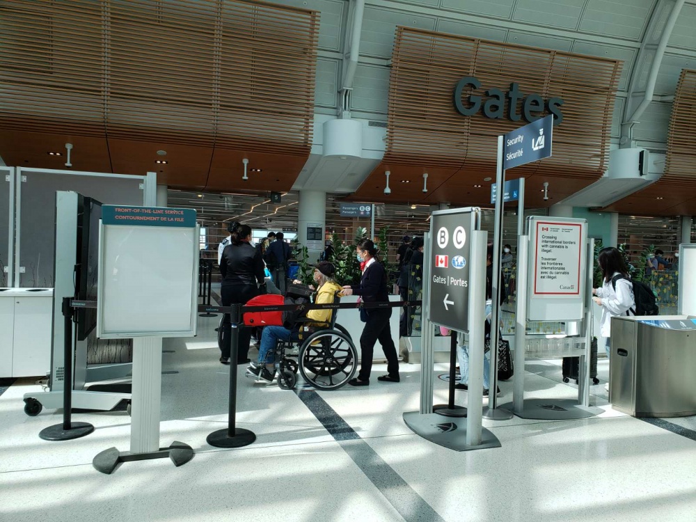 Thêm một chuyến bay đưa 343 công dân Việt Nam từ Canada về nước