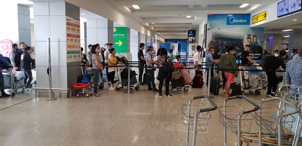 309 cong dan viet nam tu angola ha canh an toan tai san bay quoc te van don