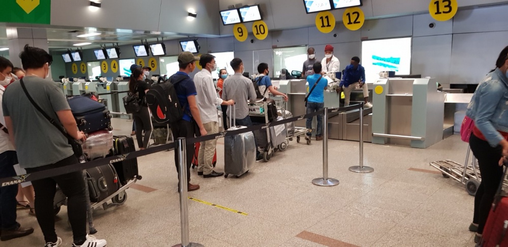 309 cong dan viet nam tu angola ha canh an toan tai san bay quoc te van don 1