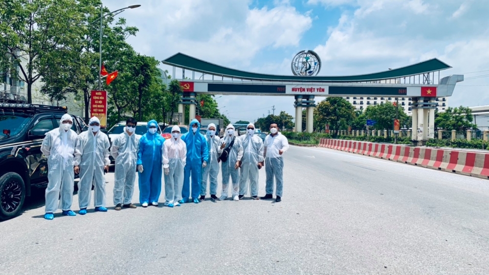 Các nghệ sĩ của Hội Nghệ sĩ Sân khấu Việt Nam đi thiện nguyện tại tỉnh Bắc Giang. (Ảnh: Hội Nghệ sĩ Sân khấu Việt Nam)