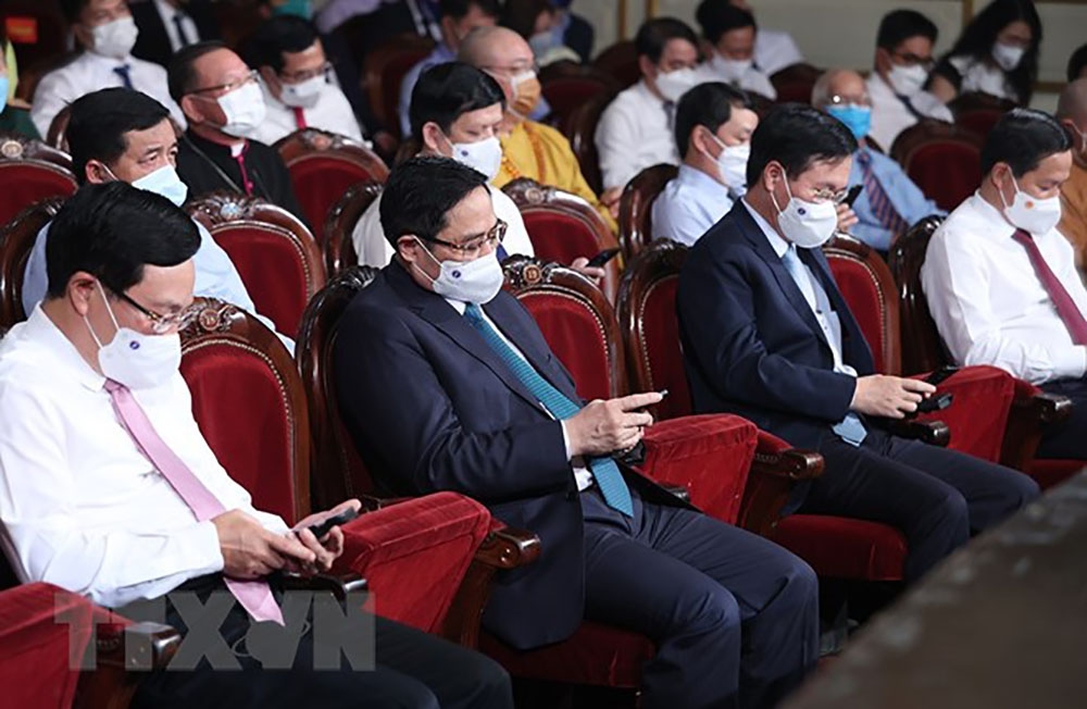Thủ tướng Phạm Minh Chính và các đại biểu nhắn tin ủng hộ Quỹ vaccine. (Nguồn: TTXVN)