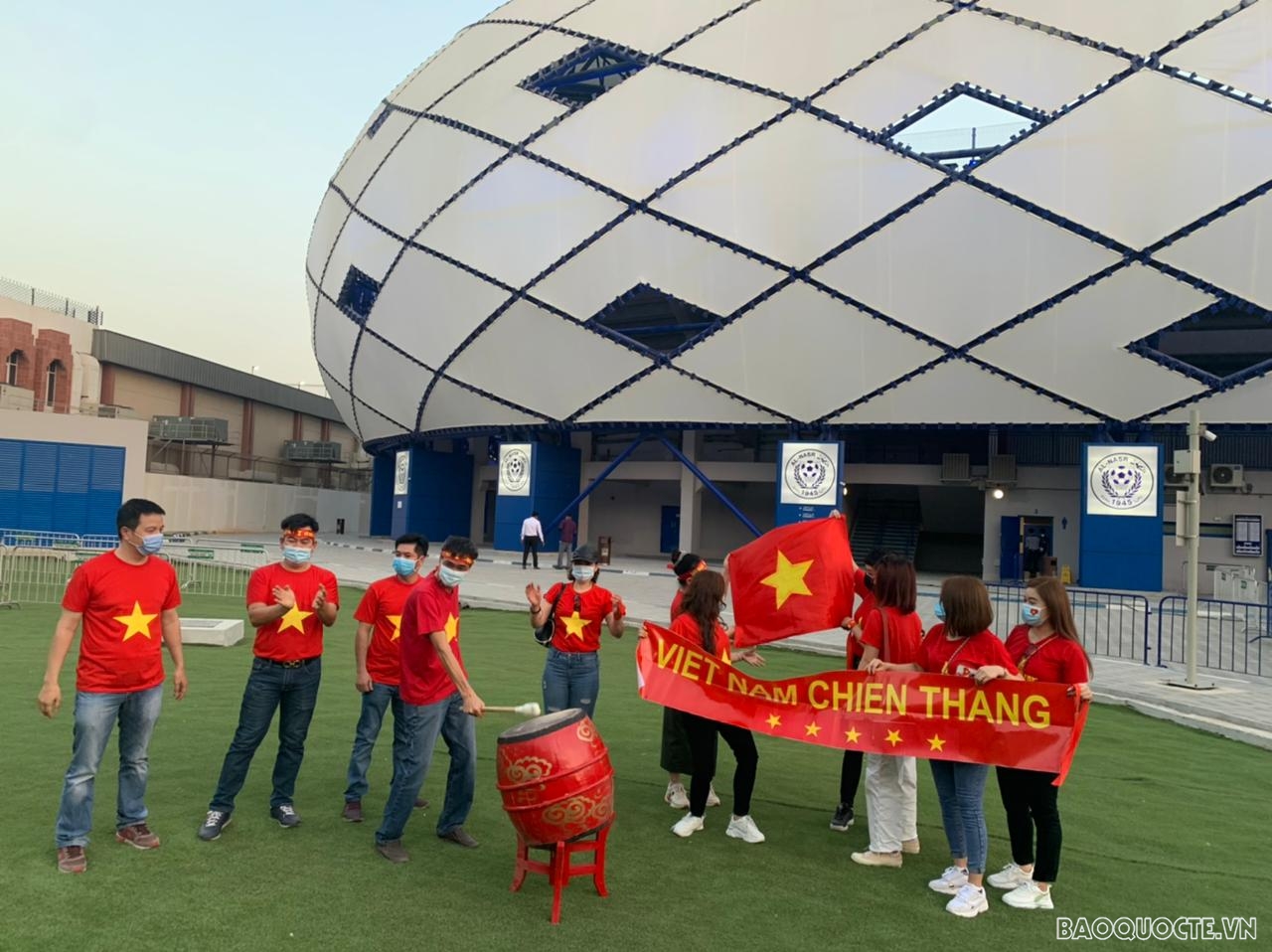 Trận Việt Nam vs Indonesia: Không khí tại sân Al Maktoum trước giờ bóng lăn