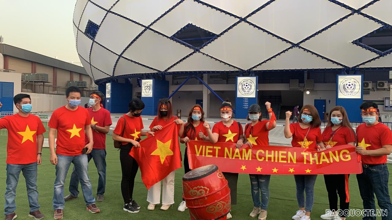 Trận Việt Nam vs Indonesia: Không khí tại sân Al Maktoum trước giờ bóng lăn