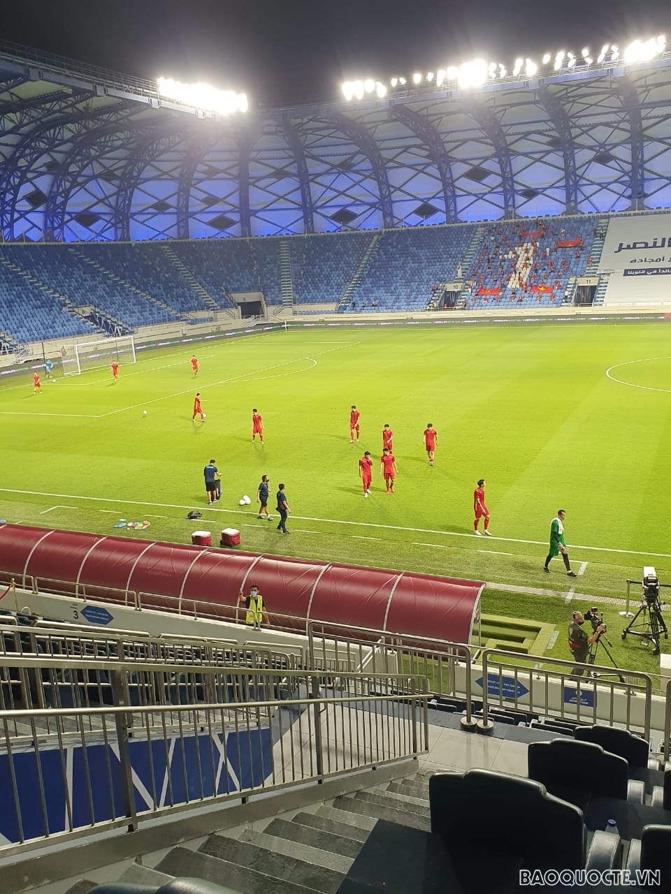 Trận Việt Nam vs Indonesia: Không khí tại sân Al Maktoum trước giờ bóng lăn