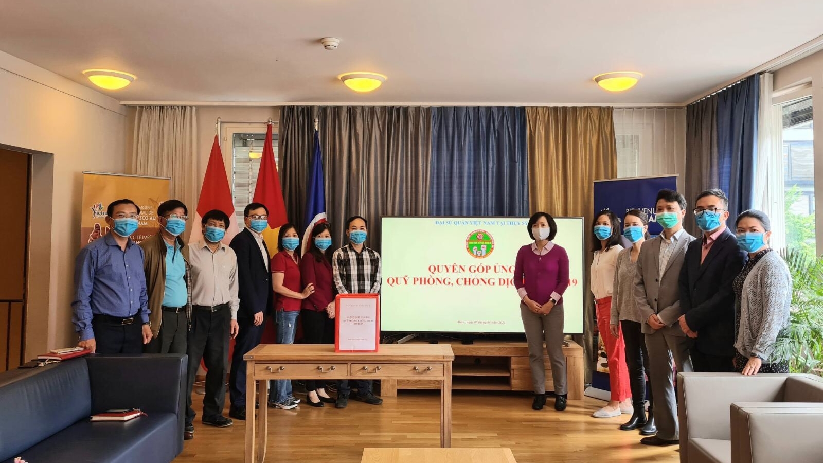 Đại sứ quán Việt Nam tại Thụy Sỹ quyên góp ủng hộ Quỹ phòng, chống dịch Covid-19