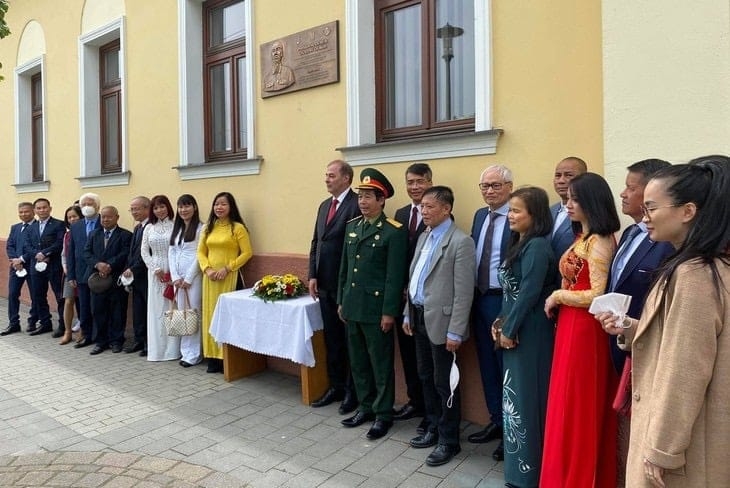 Đoàn đại biểu Cộng đồng người Việt và Đại sứ quán đến dâng hoa lưu niệm kỷ niệm sinh nhật Bác tại Tòa thị chính Horne Saliby