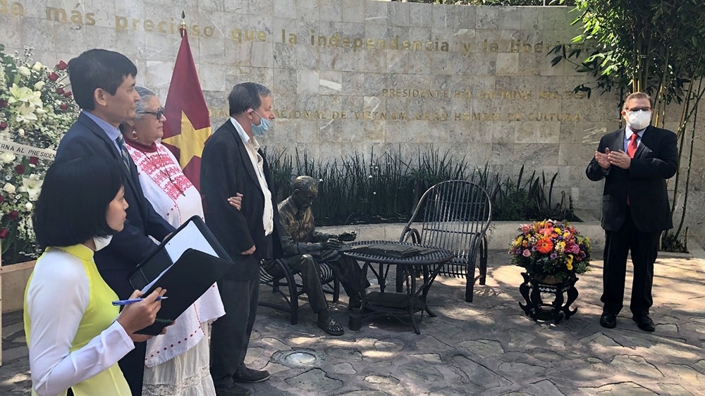 Đoàn các nhà lãnh đạo cánh tả và tiến bộ quốc tế dâng hoa tại Tượng đài Chủ tịch Hồ Chí Minh ở Mexico City