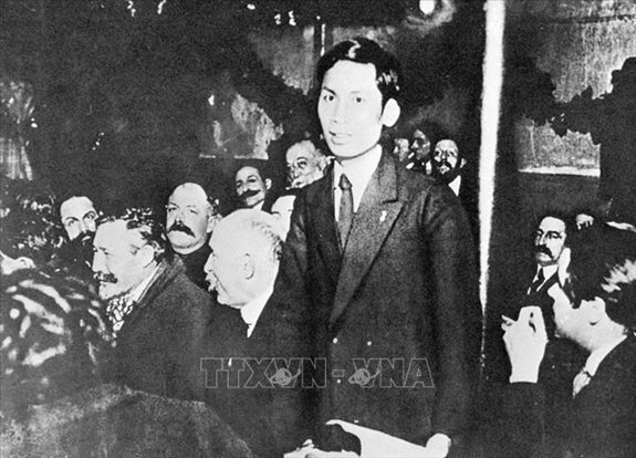 Nguyễn Ái Quốc phát biểu tại Đại hội Tours của Đảng Xã hội Pháp, tháng 12-1920. Ảnh tư liệu/TTXVN.