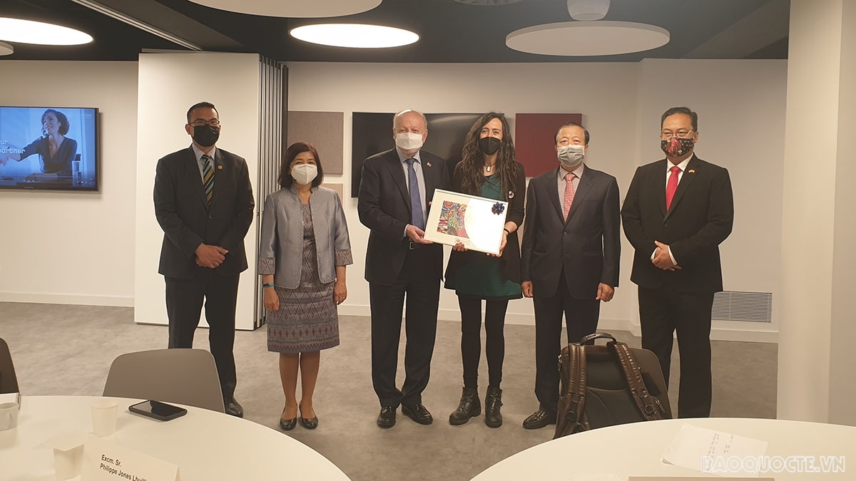 dai su viet nam tai tay ban nha hoang xuan hai tham va lam viec tai barcelona