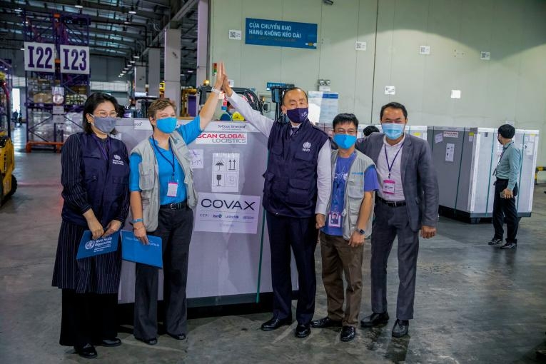 Đại diện UNICEF và đại diện WHO tại Việt Nam đón lô vaccine ngừa Covid-19 đầu tiên gồm 811.200 liều trong cam kết hỗ trợ của COVAX cho Việt Nam. (Nguồn: UNICEF)