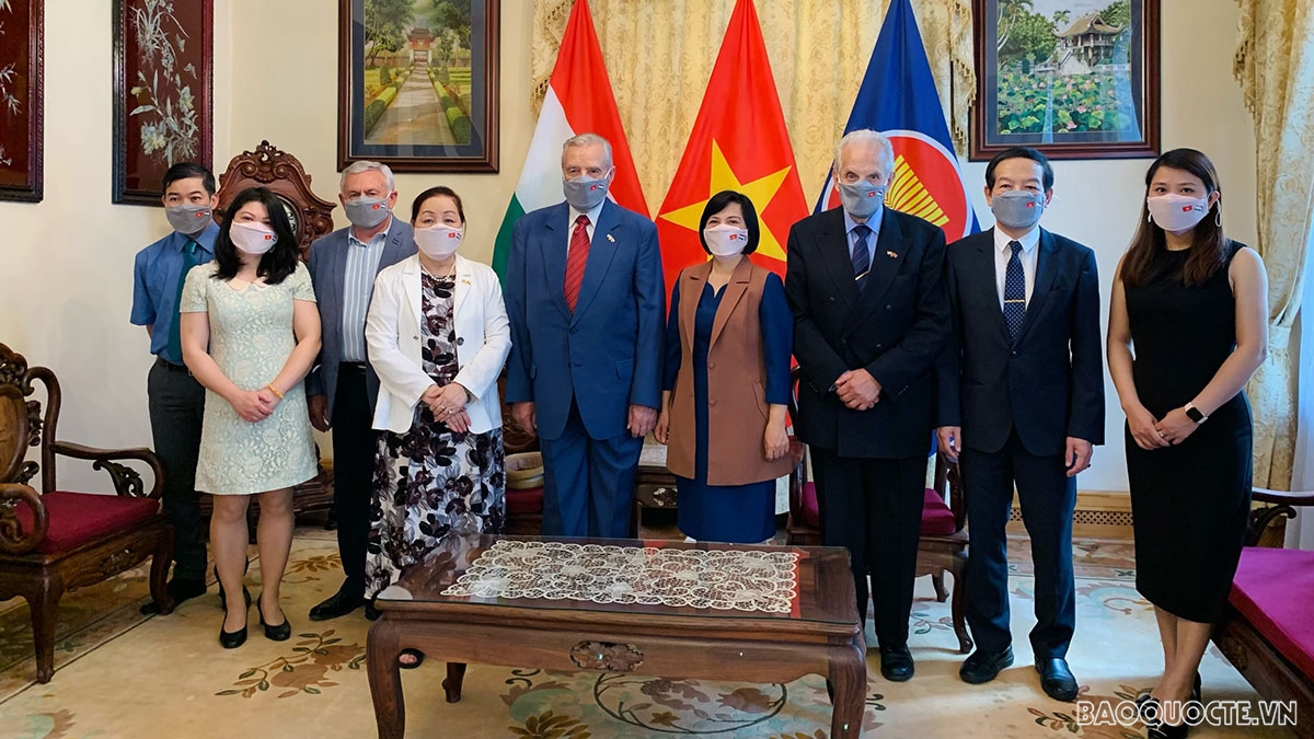 Đại sứ Nguyễn Thị Bích Thảo đã có buổi tiếp và làm việc với Trung tướng Botz László, Chủ tịch Hội Hữu nghị Hungary-Việt Nam
