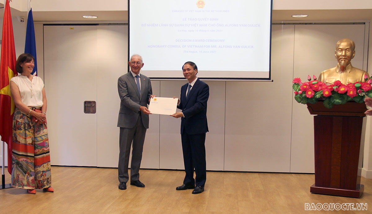 Đại sứ Việt Nam tại Hà Lan Phạm Việt Anh trao Quyết định bổ nhiệm Lãnh sự danh dự Việt Nam tại Rotterdam cho ông Alphons Van Gulick.