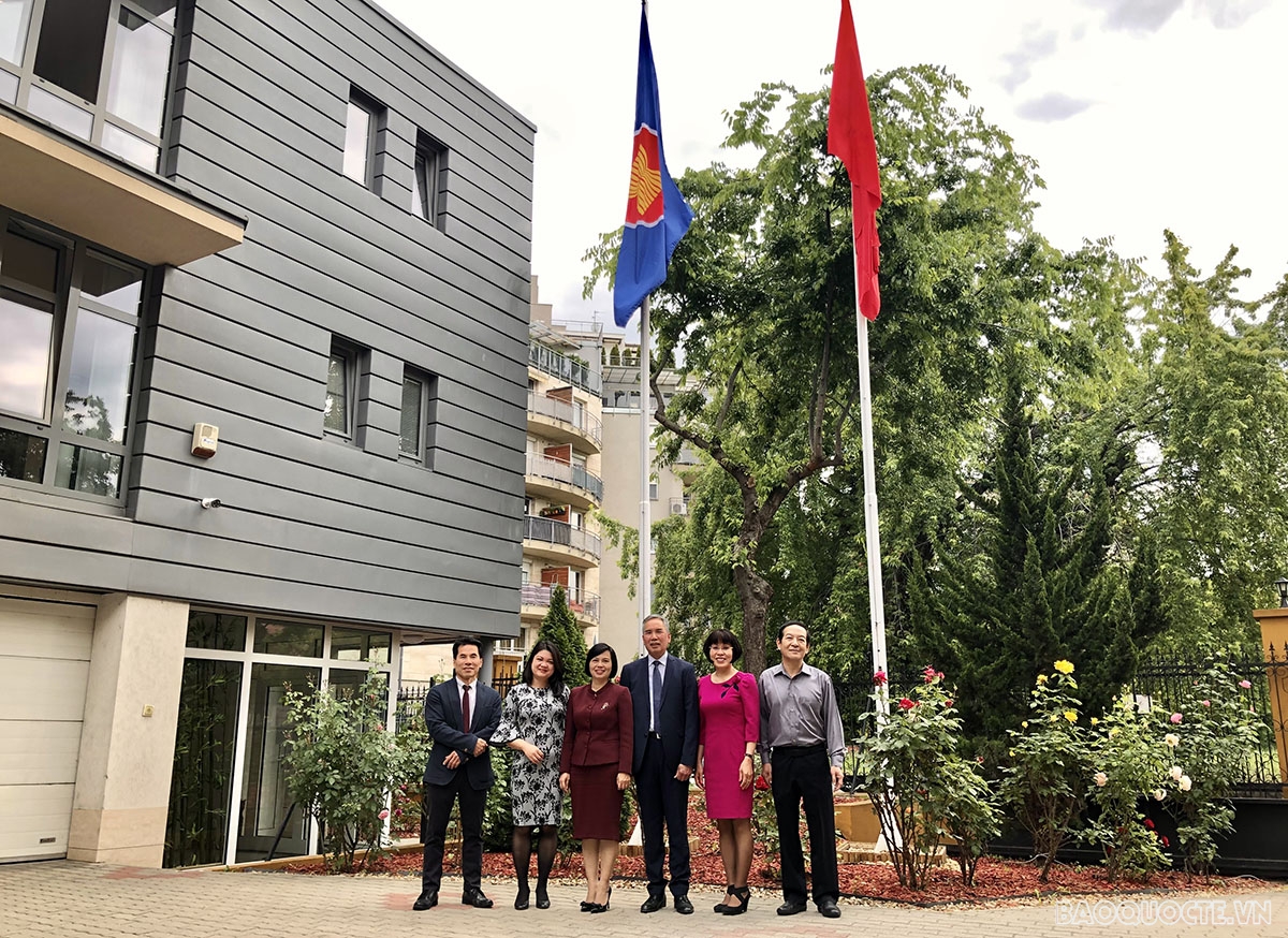 Đại sứ Nguyễn Thị Bích Thảo đã có buổi gặp gỡ với Chủ tịch và các Phó Chủ tịch Hiệp hội người Việt Nam tại Hungary. Đại sứ Nguyễn Thị Bích Thảo đã có buổi gặp gỡ với Chủ tịch và các Phó Chủ tịch Hiệp hội người Việt Nam tại Hungary.