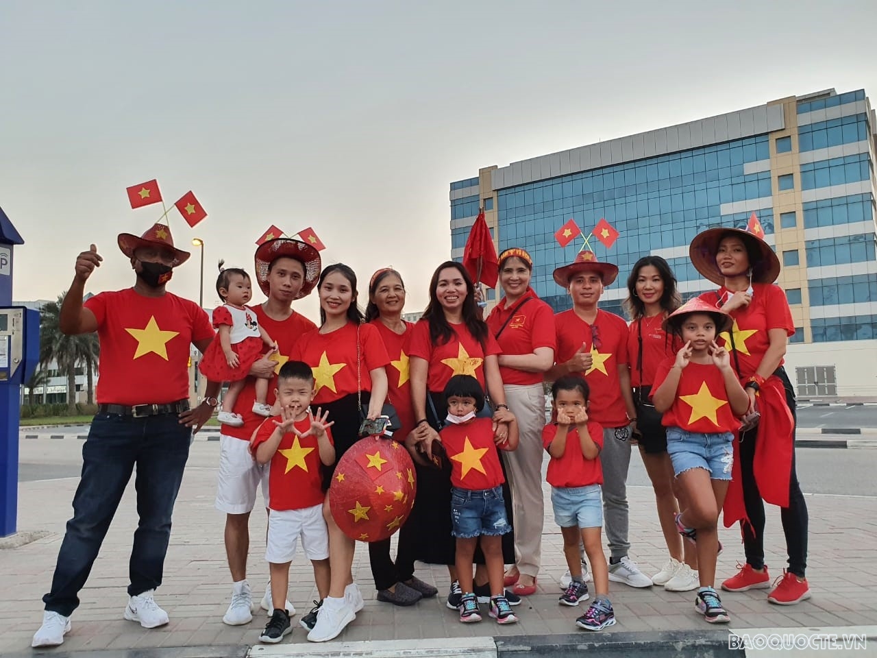 Sắc đỏ Việt Nam 'nhuộm' sân Al Maktoum trước trận gặp Malaysia
