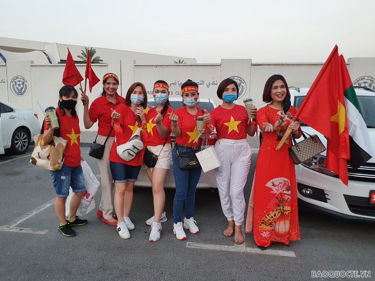 Sắc đỏ Việt Nam 'nhuộm' sân Al Maktoum trước trận gặp Malaysia