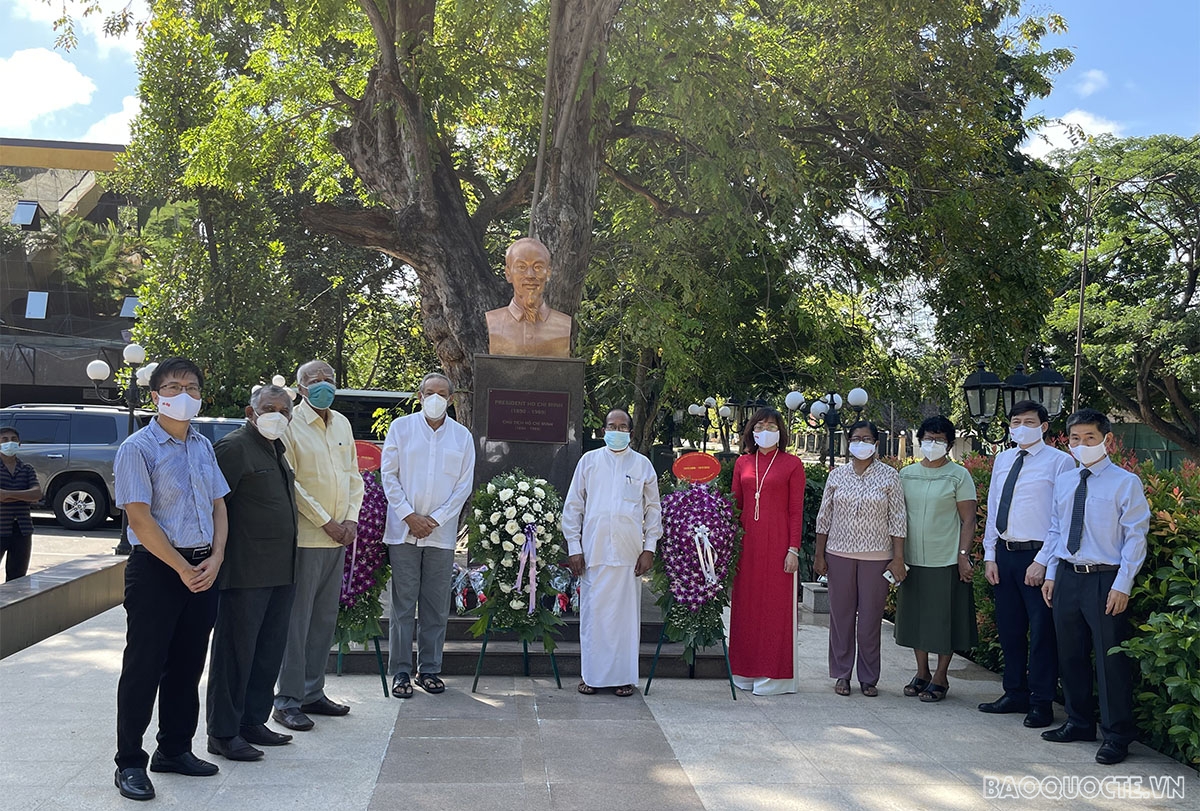 Hội Đoàn kết Sri Lanka-Việt Nam và Đại sứ quán Việt Nam tại Sri Lanka tổ chức dâng hoa nhân kỷ niệm 131 năm Ngày sinh nhật Chủ tịch Hồ Chí Minh.