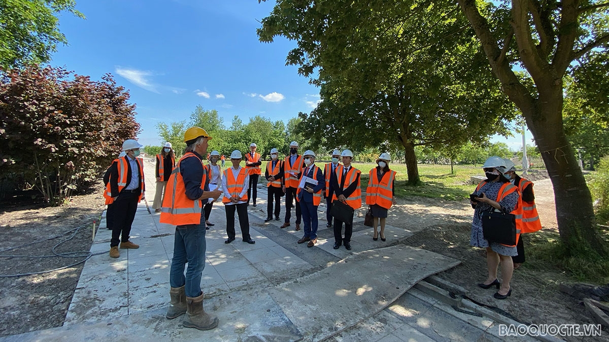 Đại sứ Phạm Việt Anh cùng các Đại sứ và Đại biện các nước ASEAN tại Hà Lan thăm và làm việc tại Trung tâm triển lãm nông nghiệp Floriade Expo 2022.