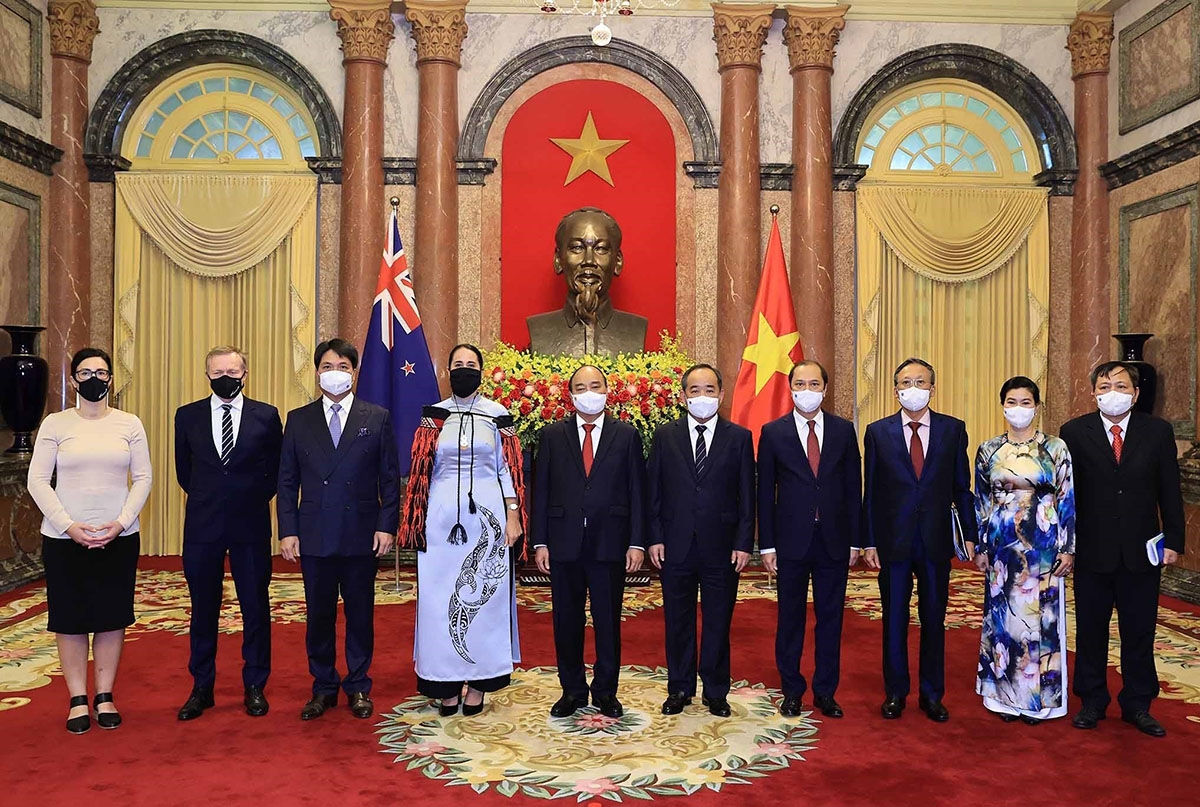 Chủ tịch nước Nguyễn Xuân Phúc và Đại sứ New Zealand Tredene Dobson tại Lễ trình Quốc thư. Ảnh: (Nguồn: TTXVN)