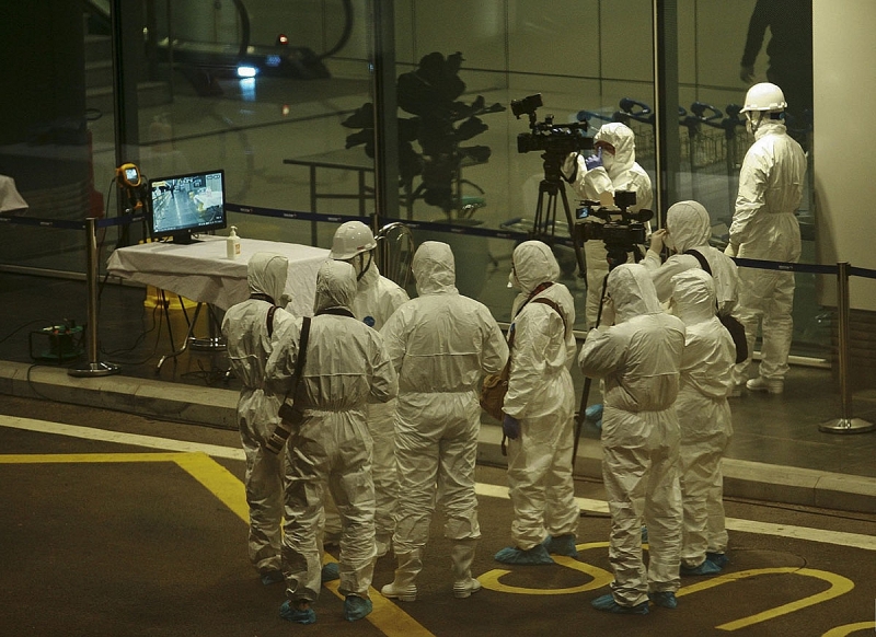 Phóng viên tác nghiệp tại sự kiện đón công dân Việt Nam từ Vũ Hán (Trung Quốc) về nước tránh dịch Covid-19, sân bay Vân Đồn (Quảng Ninh), tháng 2/2020. (Ảnh: Nguyễn Hồng) Phóng viên tác nghiệp tại sự kiện đón công dân Việt Nam từ Vũ Hán (Trung Quốc) về nước tránh dịch Covid-19, sân bay Vân Đồn (Quảng Ninh), tháng 2/2020. (Ảnh: Nguyễn Hồng)