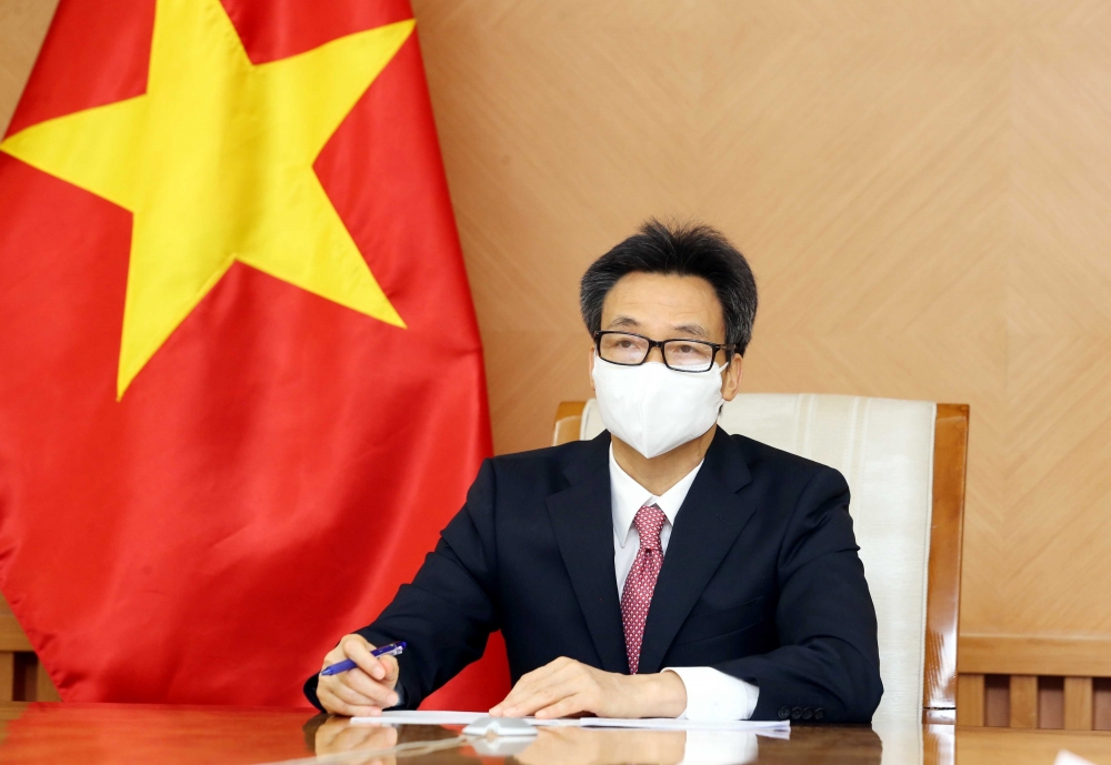 Phó Thủ tướng Vũ Đức Đam phát biểu tại cuộc họp trực tuyến với Tiến sĩ Takeshi Kasai, Giám đốc tổ chức Y tế thế giới (WHO) khu vực Tây Thái Bình Dương. (Nguồn: TTXVN)