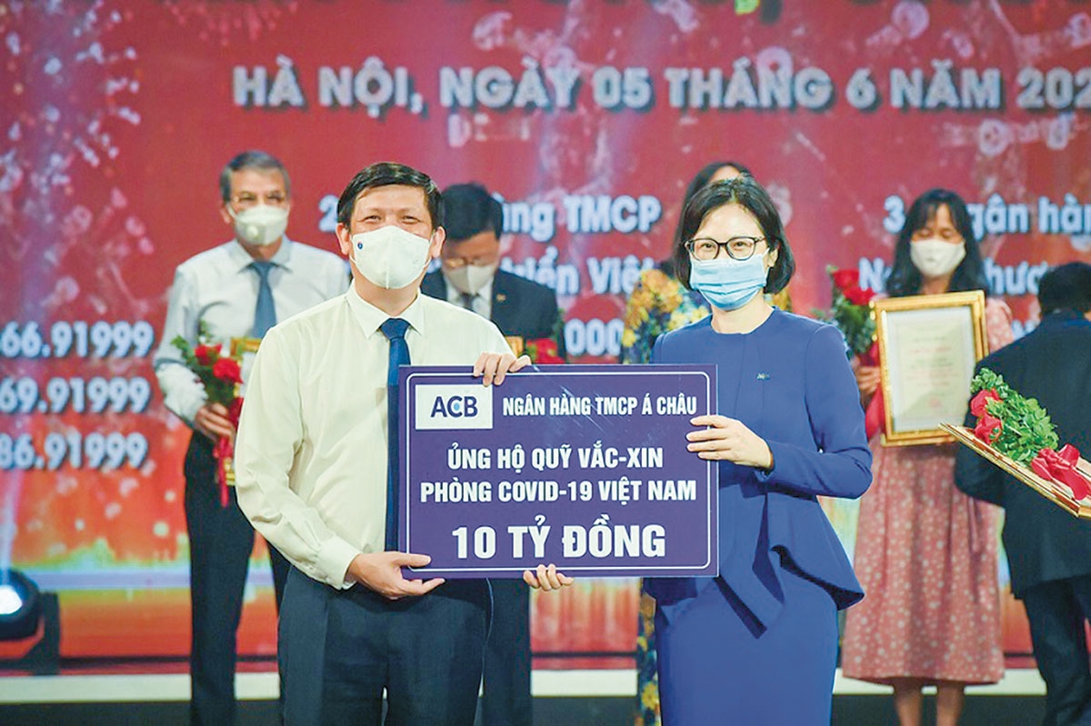 Đại diện ACB trao biểu trưng ủng hộ 10 tỷ đồng vào Quỹ vaccine phòng chống Covid-19. (Nguồn: ACB)