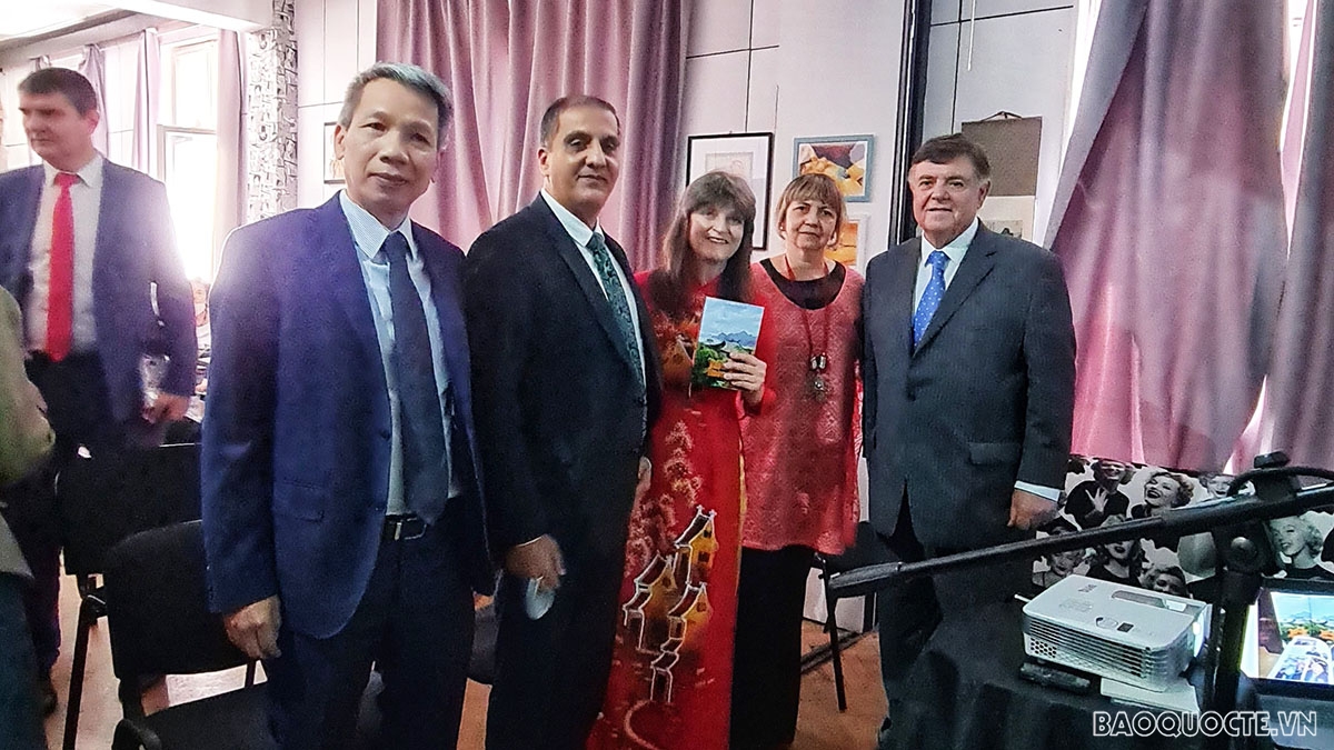 Đại sứ Đoàn Tuấn Linh, (ngoài cùng bên trái) cùng các Đại sứ Palestine, Trưởng đoàn Ngoại giao tại Sofia, (thứ 2 từ trái sang) và Đại sứ Cuba (thứ 2 từ phải sang) tại lễ ra mắt cuốn sách. (Ảnh: Phạm Hạnh)