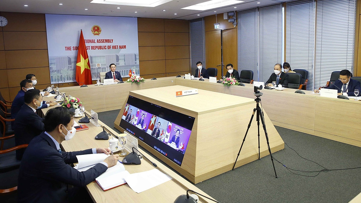 Chủ tịch Quốc hội Vương Đình Huệ hội đàm trực tuyến với Chủ tịch Quốc hội Hàn Quốc Park Byeong Seug. (Nguồn: TTXVN)