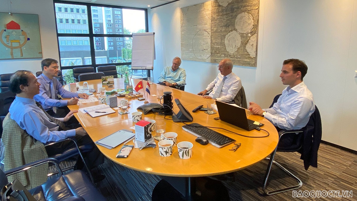 Đại sứ Việt Nam tại Hà Lan Phạm Việt Anh làm việc với đại diện ban lãnh đạo Công ty Nedspice Holding BV