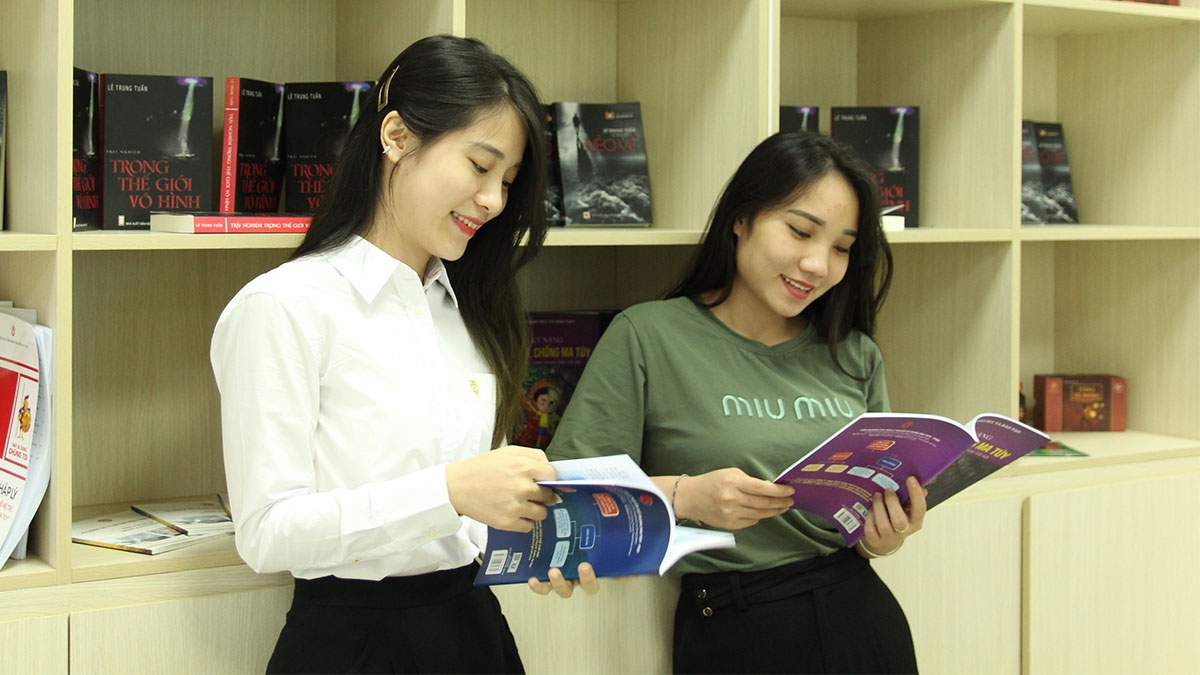 Bộ tài liệu “Kỹ năng phòng, chống ma túy” ra đời giống như một liều “vaccine”giúp các bậc phụ huynh yên tâm hơn, có niềm tin hơn về hiệu quả của công tác giáo dục phòng chống ma túy trong nhà trường nói riêng và trong cộng đồng nói chung. Bộ tài liệu “Kỹ năng phòng, chống ma túy” ra đời giống như một liều “vaccine”giúp các bậc phụ huynh yên tâm hơn, có niềm tin hơn về hiệu quả của công tác giáo dục phòng chống ma túy trong nhà trường nói riêng và trong cộng đồng nói chung.