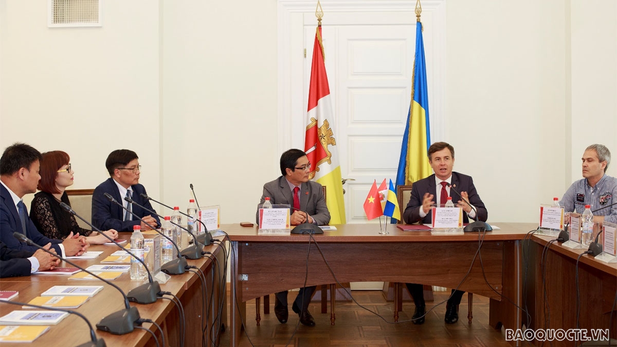 Đại sứ Nguyễn Hồng Thạch và đoàn công tác đã làm việc với Phó thị trưởng thứ nhất TP Odessa  Bryndak Oleg Borisovich 