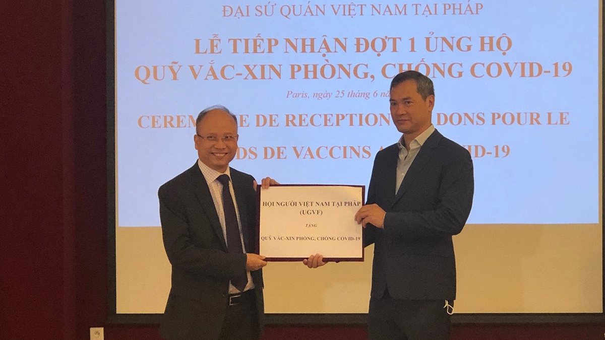 dai su quan viet nam tai phap tiep nhan tien ung ho quy vaccine phong chong covid19