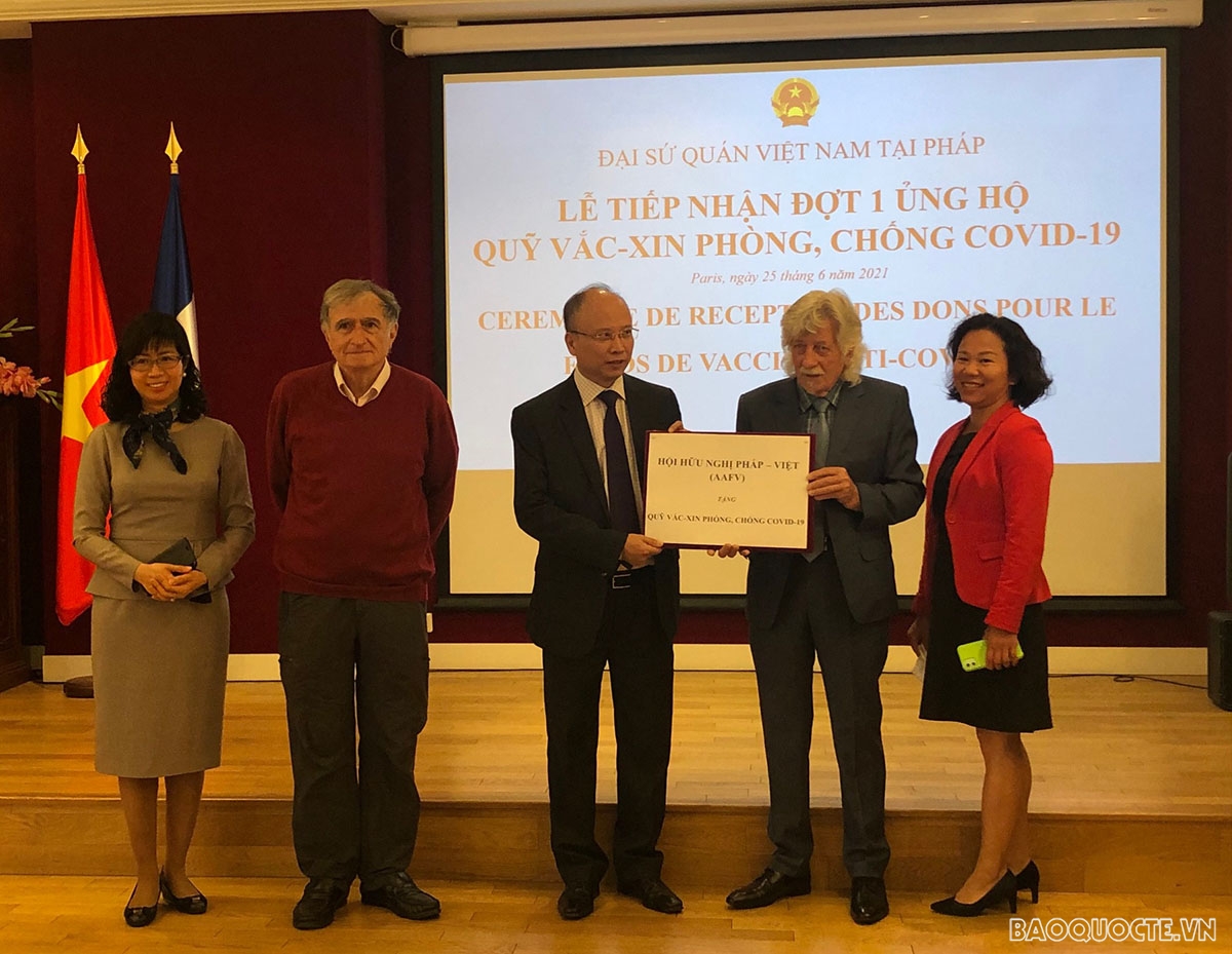 Hội Hữu nghị Pháp-Việt ủng hộ Quỹ vaccine phòng, chống Covid-19.