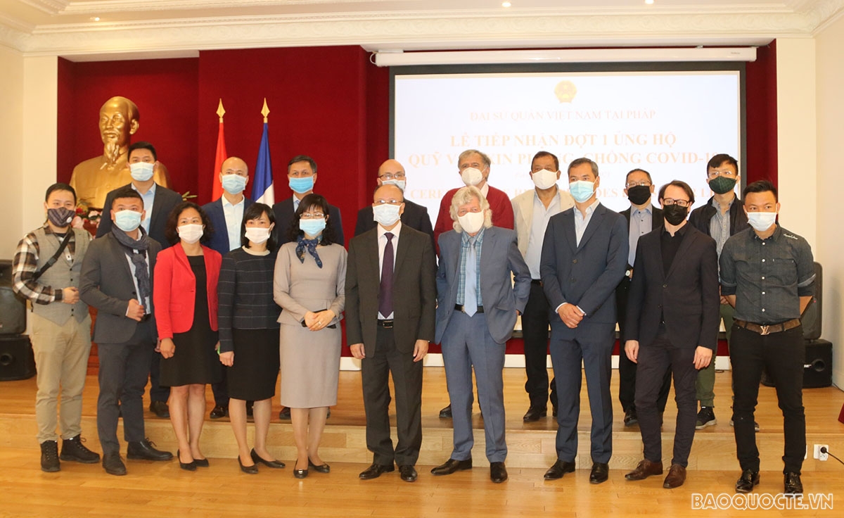 Các đại biểu chụp ảnh lưu niệm