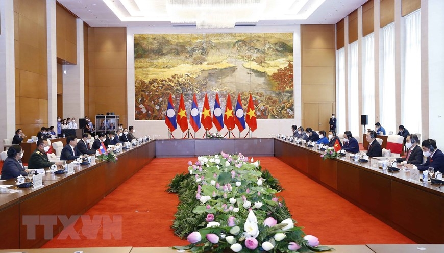 Chủ tịch Quốc hội Vương Đình Huệ hội kiến Tổng Bí thư, Chủ tịch nước Lào Thongloun Sisoulith. (Nguồn: TTXVN)