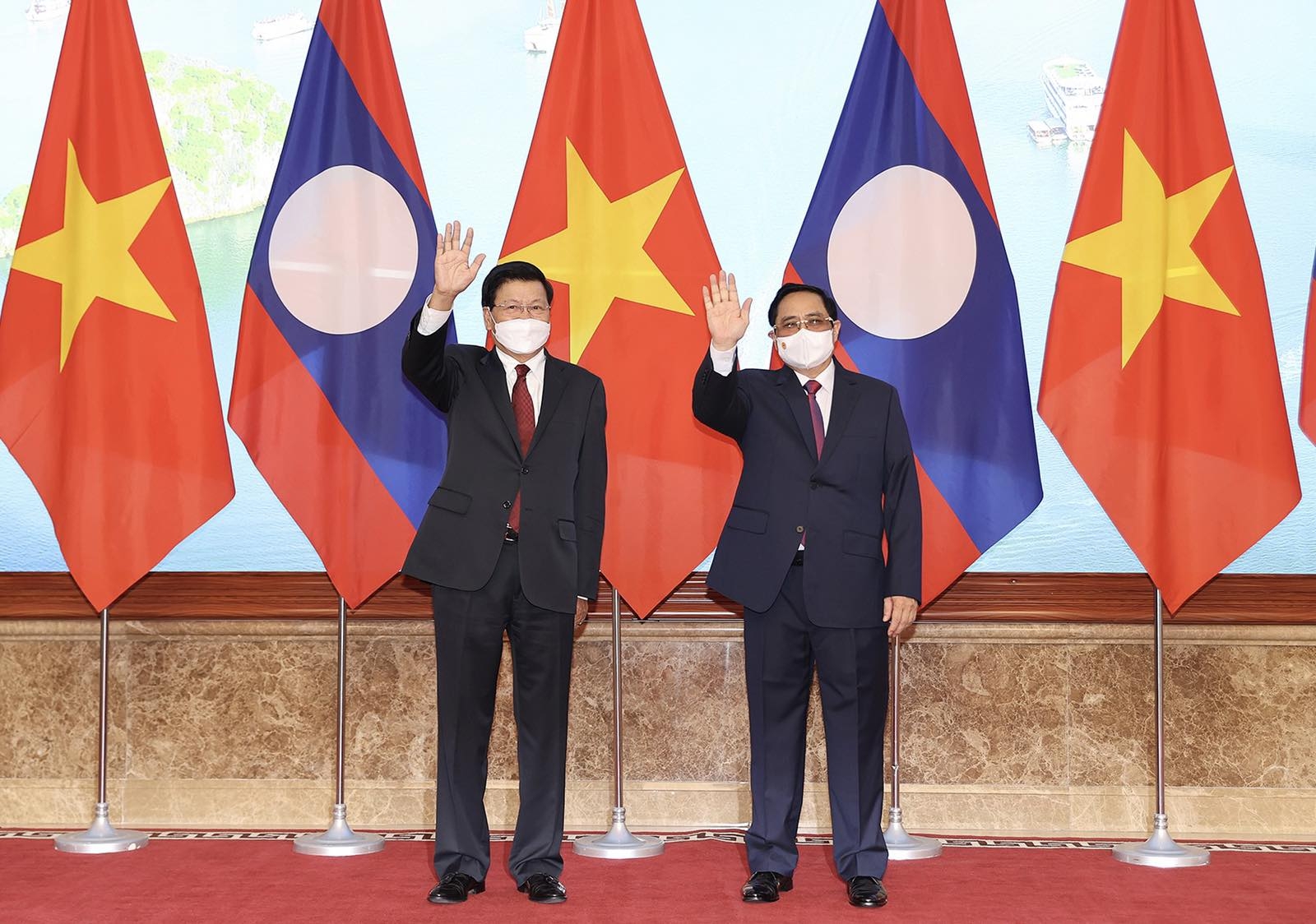 Thủ tướng Chính phủ Phạm Minh Chính và Tổng Bí thư, Chủ tịch nước Lào Thongloun Sisoulith chụp ảnh chung.