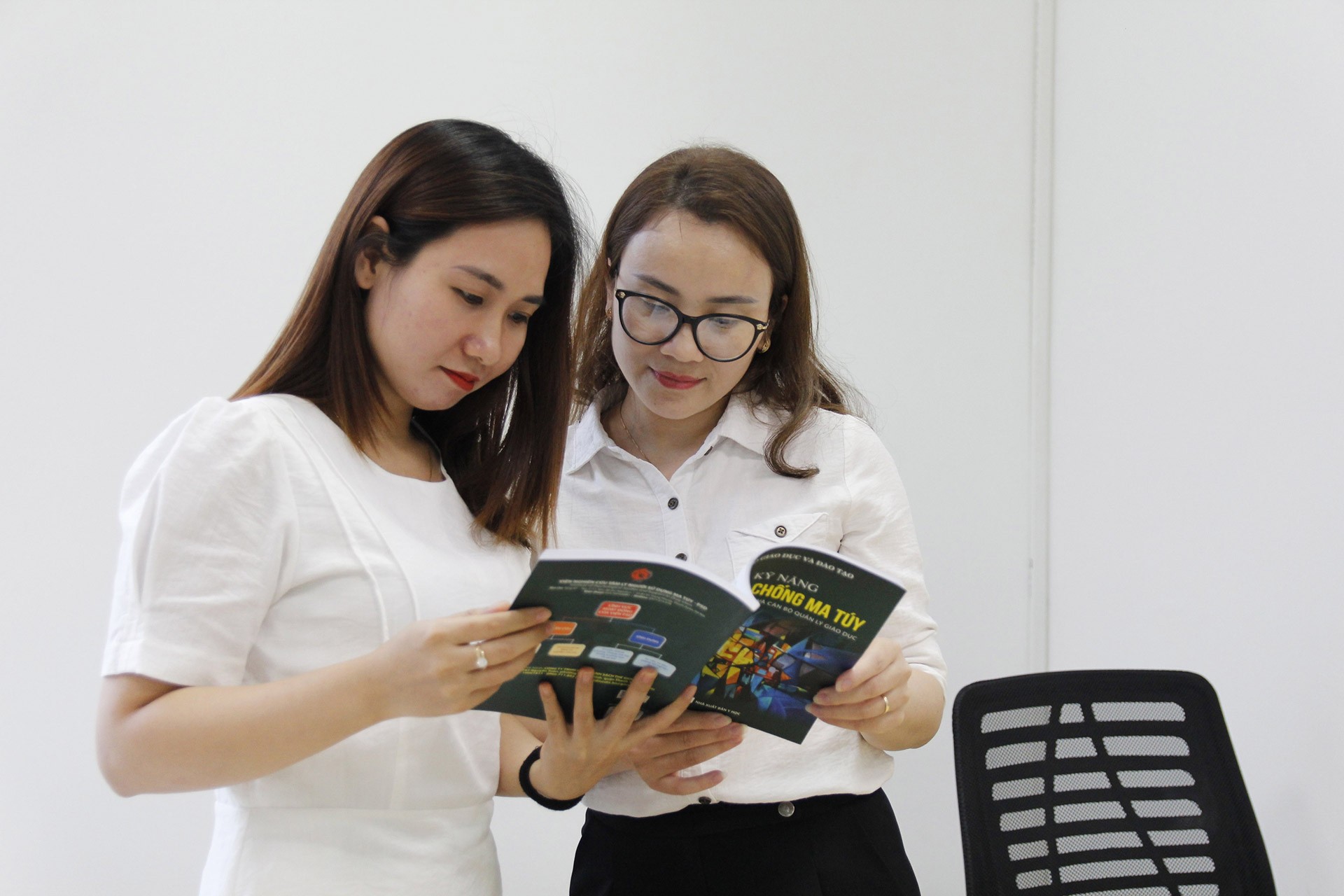 Bộ tài liệu gồm 4 cuốn: Kỹ năng phòng, chống ma túy cho học sinh trung học cơ sở; Kỹ năng phòng, chống ma túy cho học sinh trung học phổ thông; Kỹ năng phòng, chống ma túy dành cho cha mẹ học sinh; Kỹ năng phòng, chống ma túy dành cho giáo viên và cán bộ quản lý giáo dục.