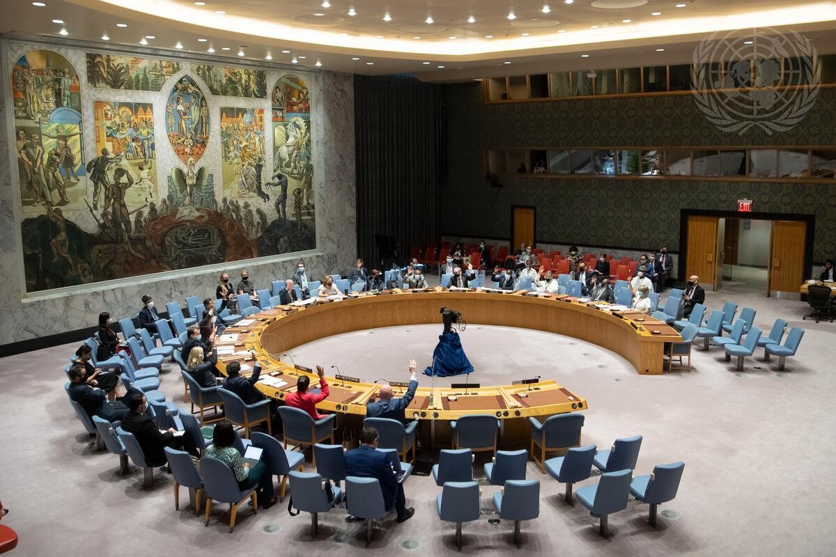 , Hội đồng Bảo an Liên hợp quốc họp về tình hình Bosnia và Herzegovina, và thông qua 2 nghị quyết 