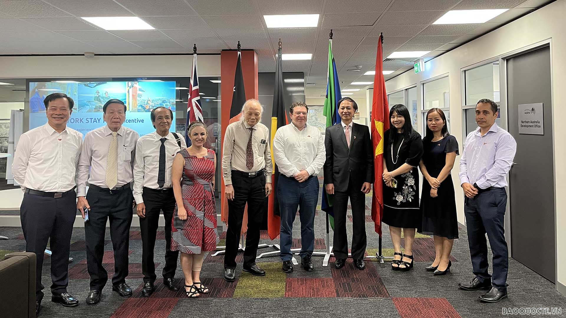 Đại sứ Nguyễn Tất Thành chụp ảnh cùng đoàn Hiệp hội Doanh nghiệp Đầu tư nước ngoài và quan chức Bộ Công nghiệp-Du lịch và Thương mại Bắc Australia.