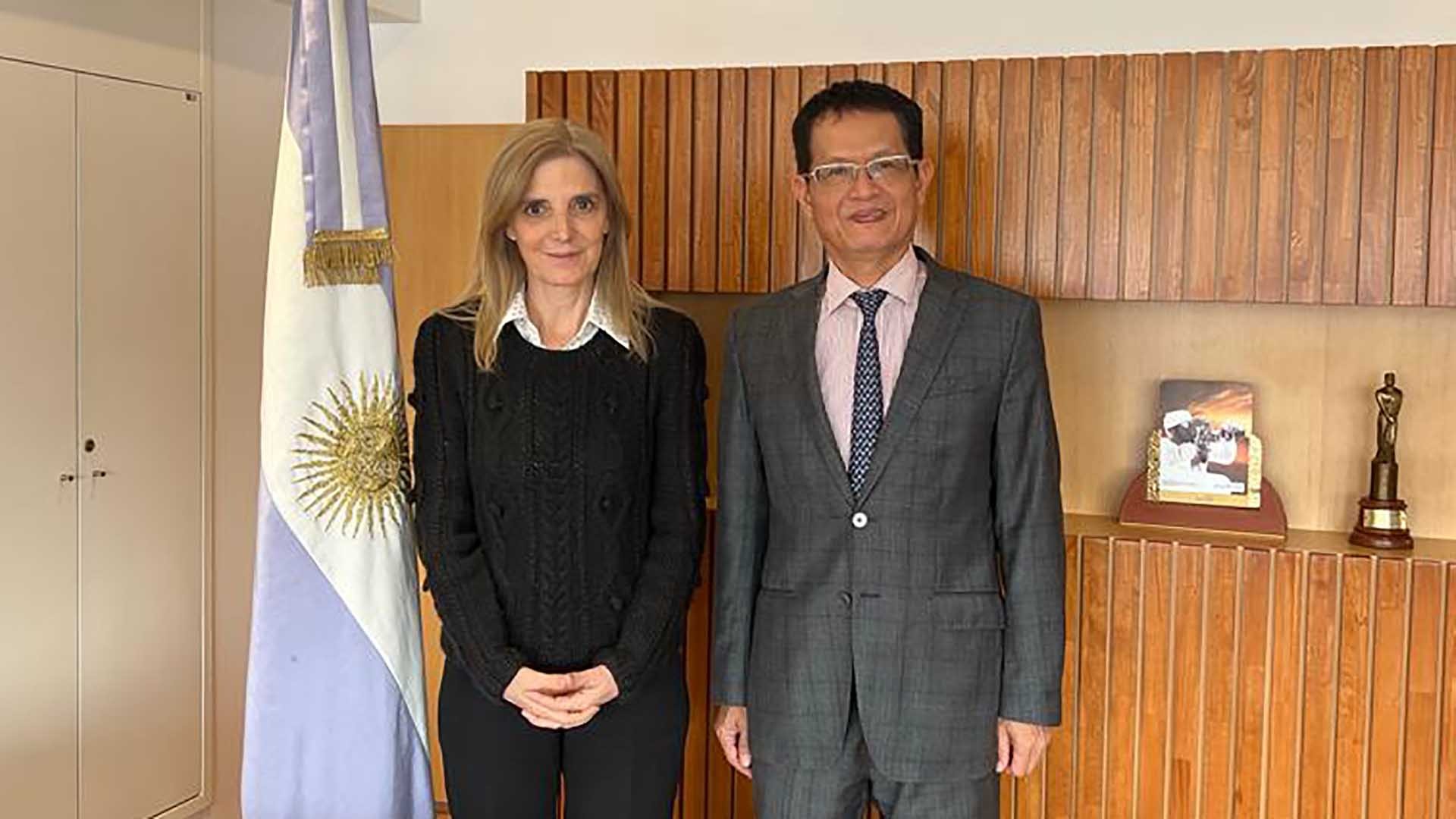 Đại sứ Dương Quốc Thanh và Chủ tịch Hãng thông tấn Quốc gia Argentina Bernada Llorente.