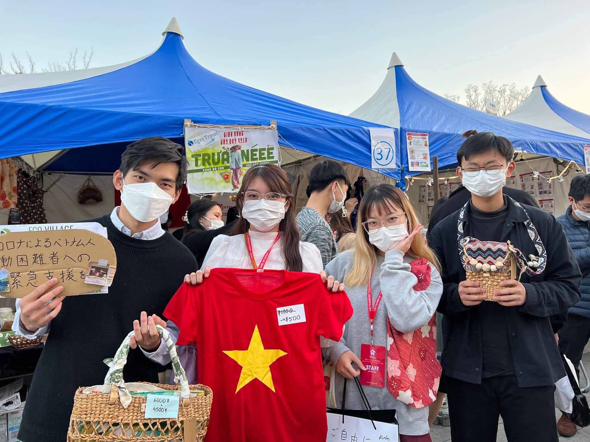 Hoạt động thiện nguyện của thanh niên, sinh viên Việt Nam tại Lễ hội Việt Nam 2021. (Nguồn: VYSA)