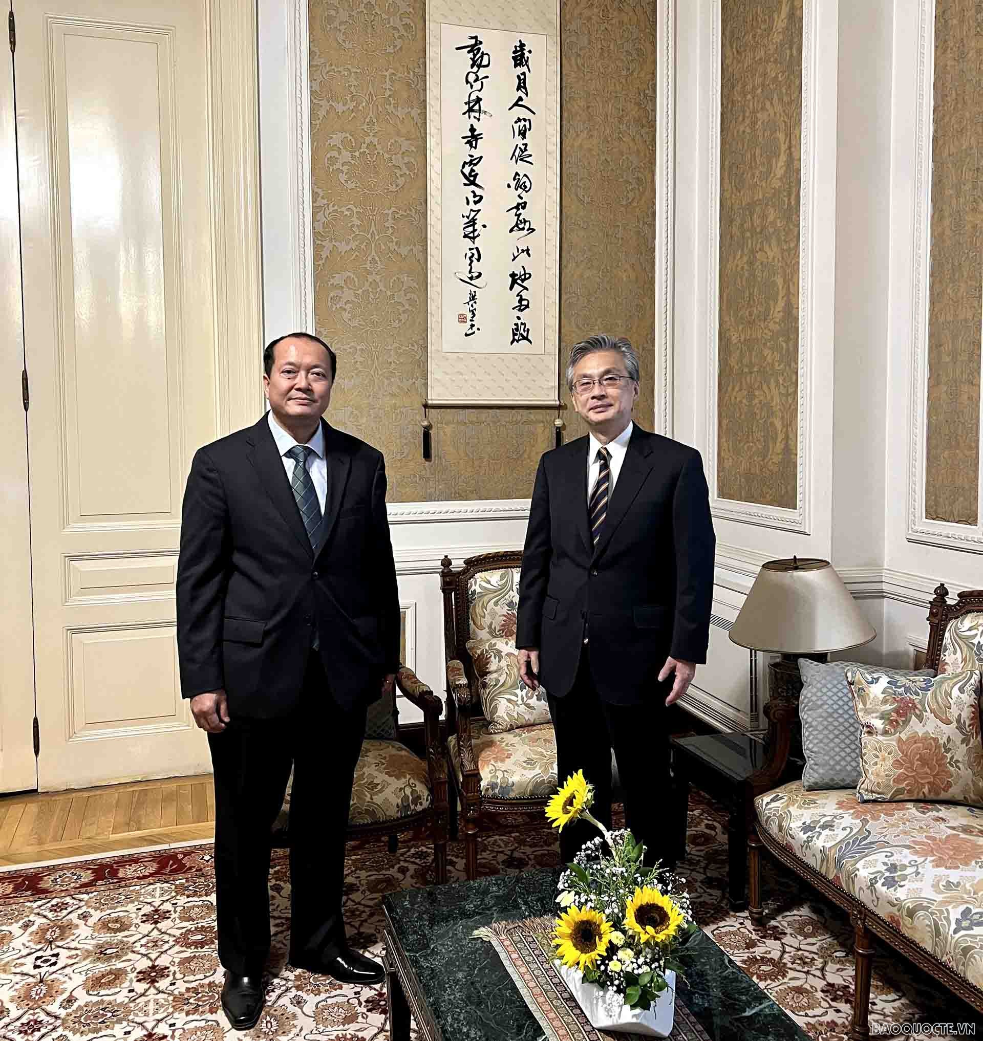 Đại sứ Nguyễn Huy Dũng và Đại sứ Nhật Bản Oka Hiroshi. Đại sứ Nguyễn Huy Dũng và Đại sứ Nhật Bản Oka Hiroshi.