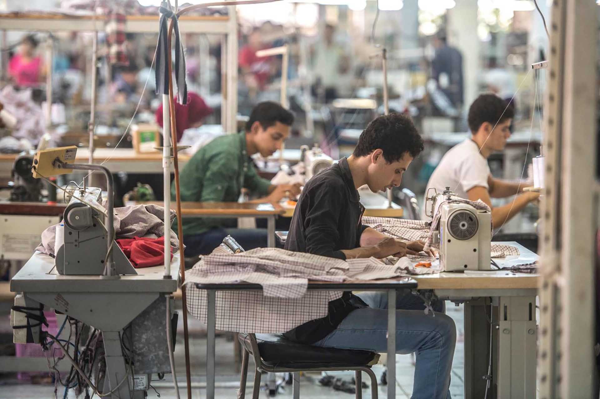 Những người thợ may tại xưởng dệt may quần áo Marie Louis ở thành phố Ramadan thứ 10, cách thủ đô Cairo, Ai Cập khoảng 60 km về phía bắc. (Nguồn: AFP)