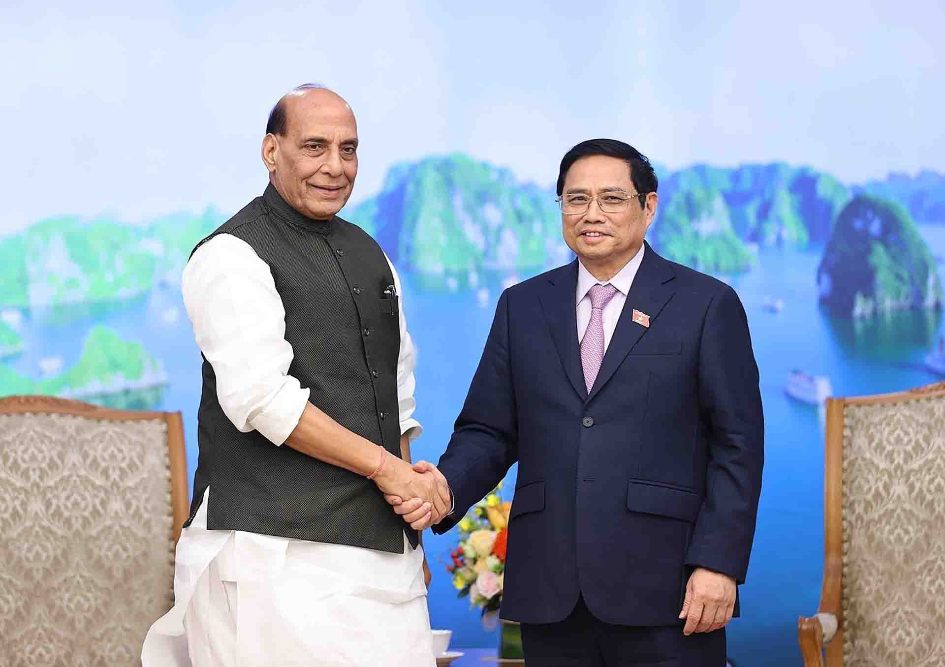 Thủ tướng Phạm Minh Chính tiếp Bộ trưởng Quốc phòng Ấn Độ Rajnath Singh. (Nguồn: TTXVN)