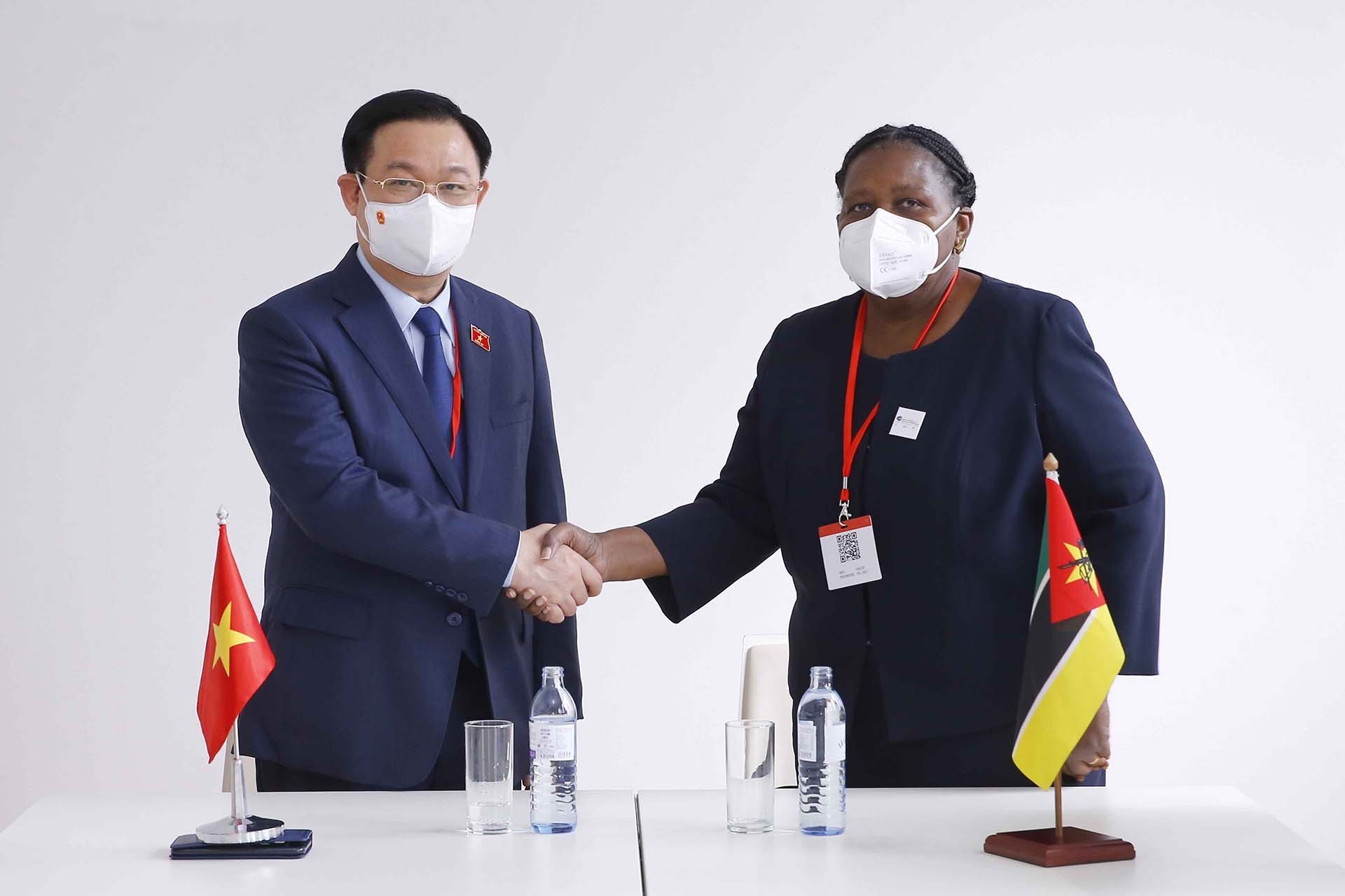 Chủ tịch Quốc hội Vương Đình Huệ và Chủ tịch Quốc hội Mozambique bên lề Hội nghị các Chủ tịch Quốc hội thế giới ngày 7/9/2021.