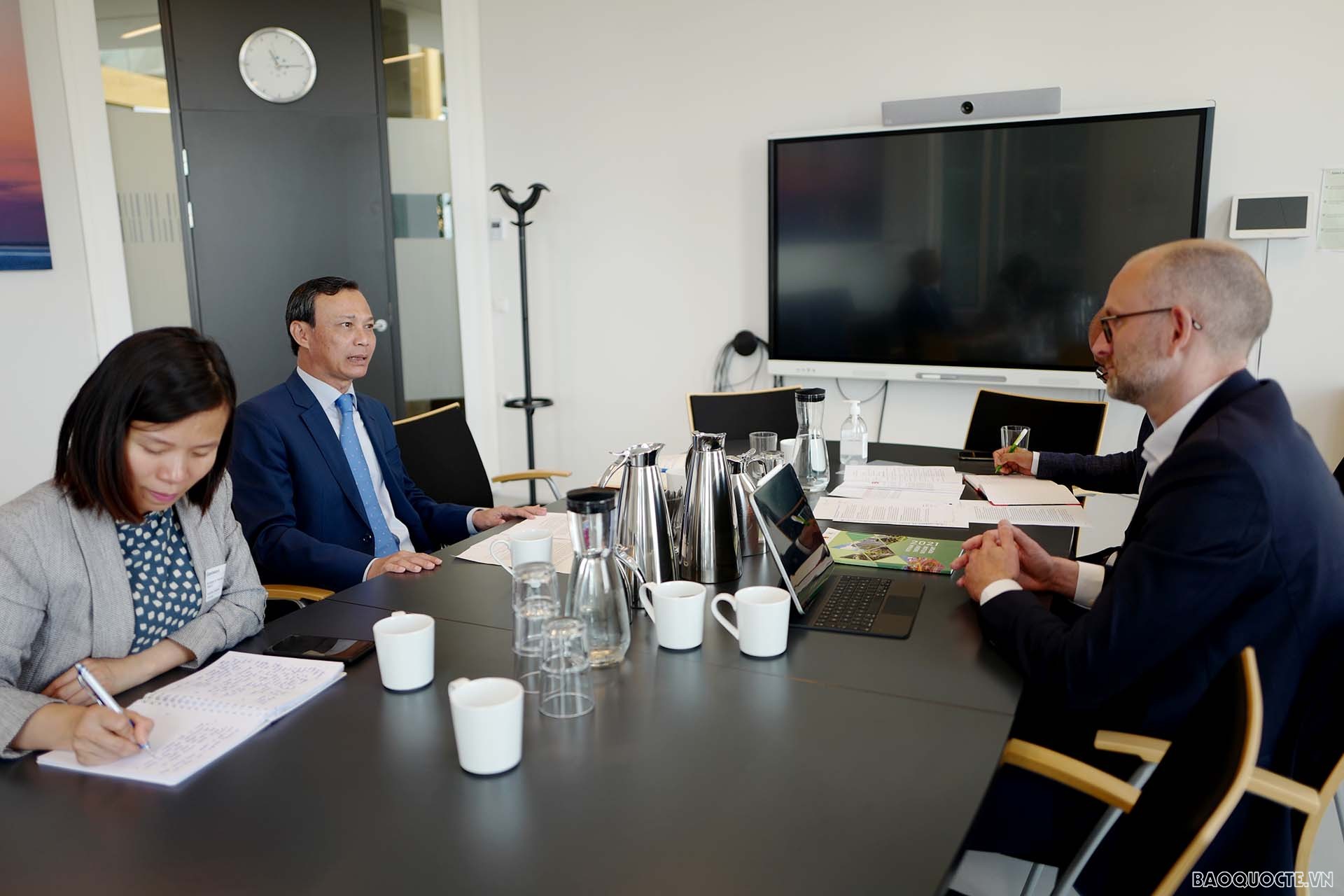 Đại sứ Lương Thanh Nghị làm việc với Tổng giám đốc Cơ quan Năng lượng Đan Mạch Kristoffer Böttzauw.