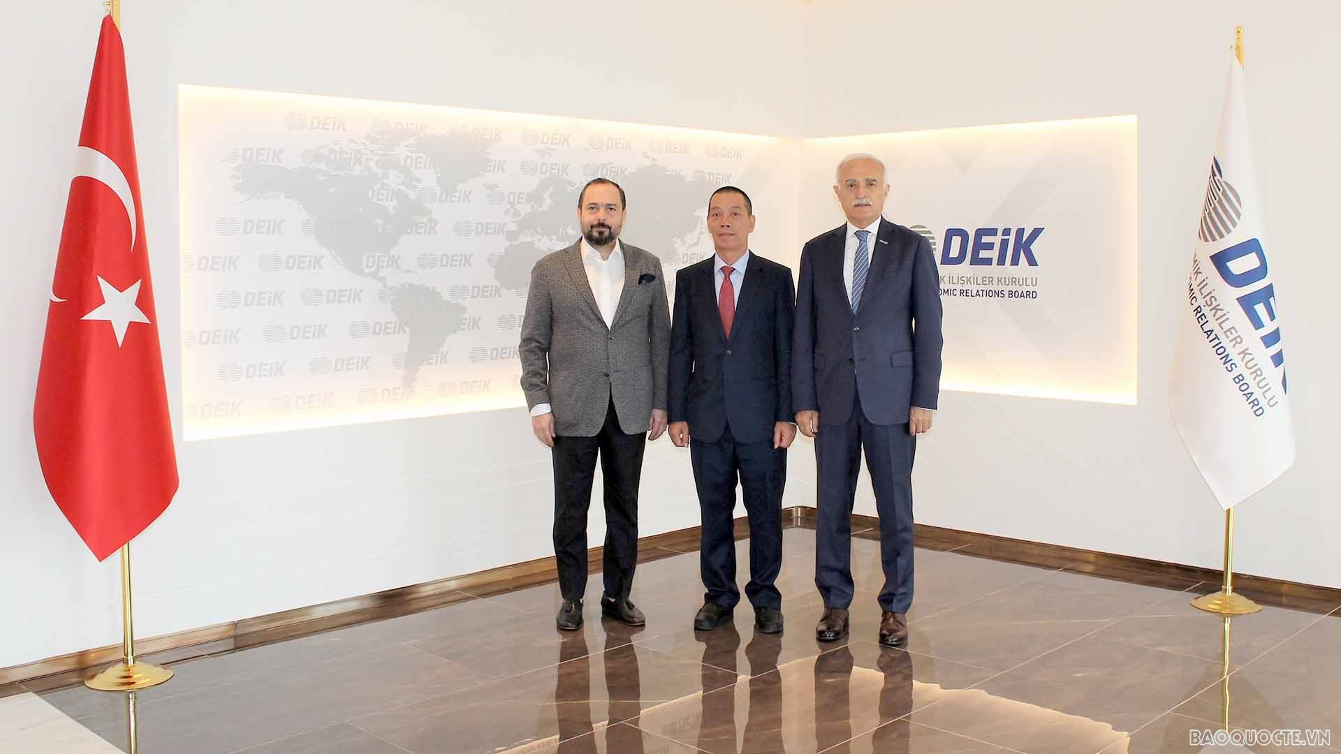 Đại sứ Đỗ Sơn Hải làm việc với Chủ tịch DEIK Nail Olpak. Đại sứ Đỗ Sơn Hải làm việc với Chủ tịch DEIK Nail Olpak.