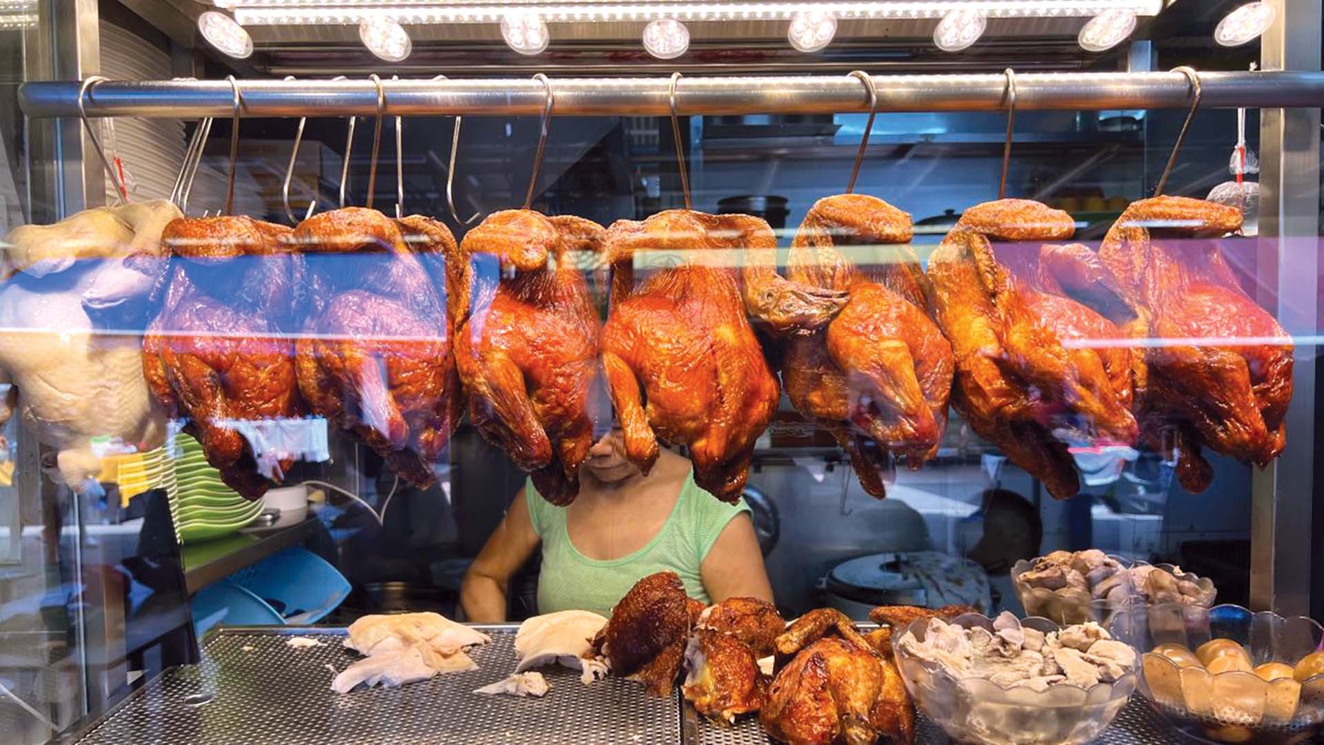 Khi câu chuyện giữa Singapore-Malaysia không chỉ là về giá gà - Ảnh: Cửa hàng cơm gà Hải Nam nổi tiếng của bà Tong tại Singapore. (Nguồn: CNN)