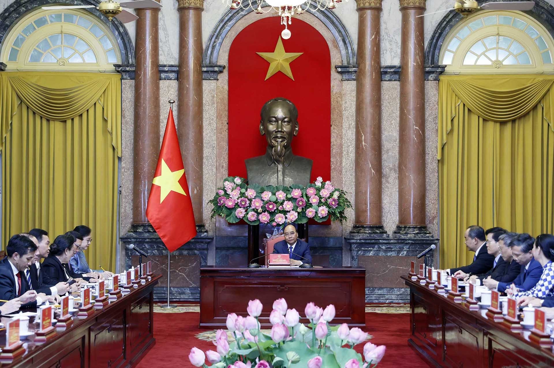 Chủ tịch nước Nguyễn Xuân Phúc tiếp Bộ trưởng, Chủ nhiệm Văn phòng Chủ tịch nước Lào Khemmani Pholsena. (Nguồn: TTXVN)