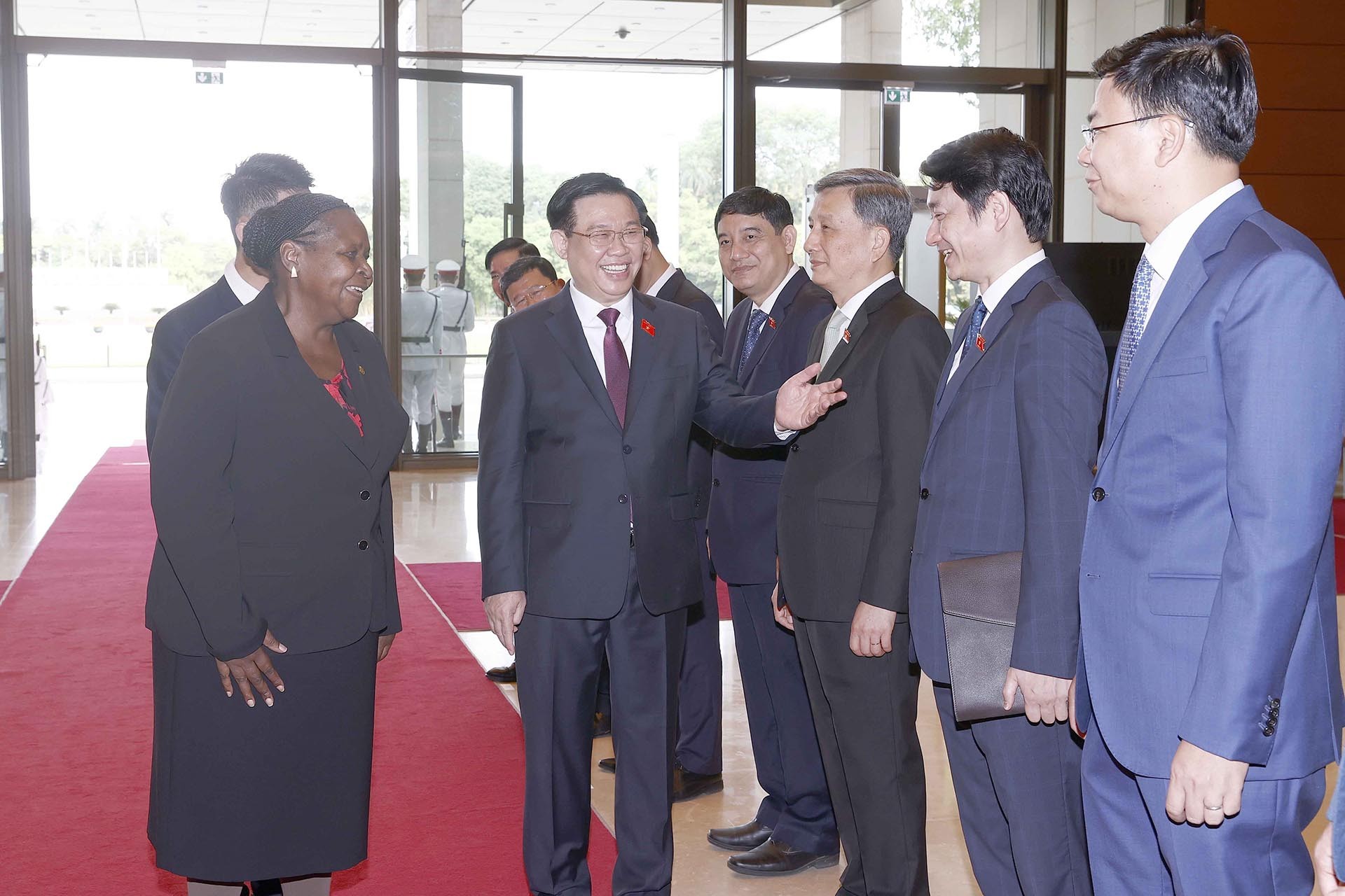 Chủ tịch Quốc hội Vương Đình Huệ giới thiệu với Chủ tịch Quốc hội Cộng hoà Mozambique Esperanca Laurinda Francisco Nhiuane Bias các thành viên Đoàn đại biểu Quốc hội Việt Nam. (Nguồn: TTXVN)