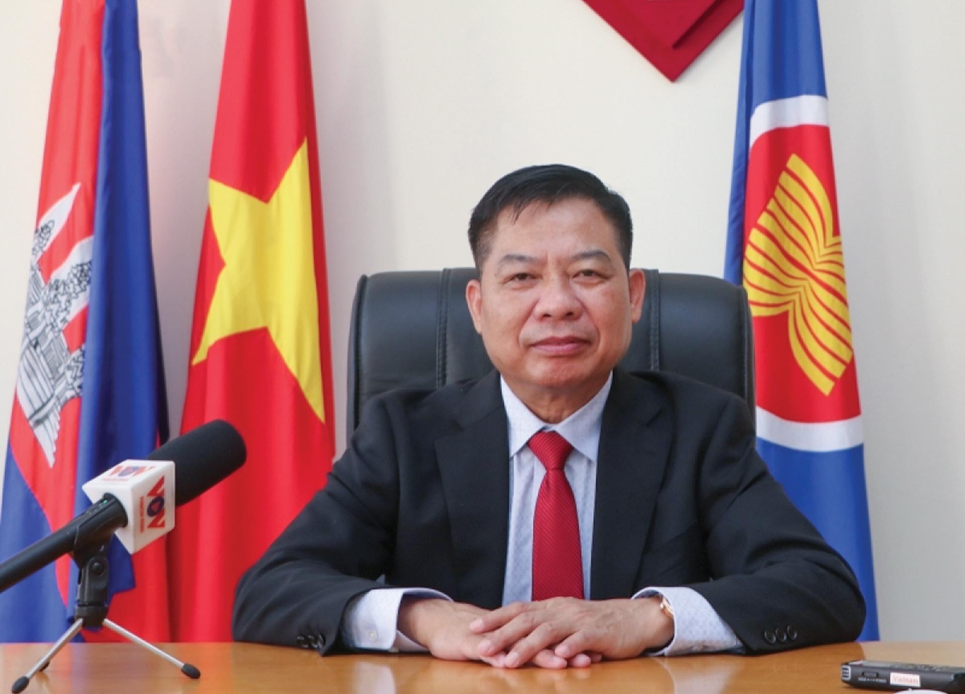 Đại sứ Việt Nam tại Vương quốc Campuchia Nguyễn Huy Tăng.